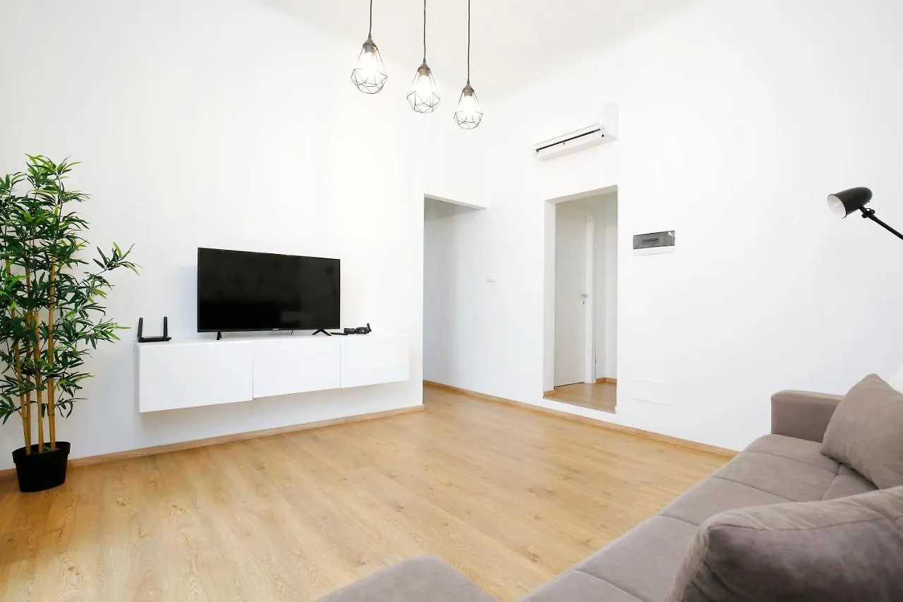 Appartamenti Diffusi Di Villa Fiorita Con Accesso Alle Piscine Della Struttura Principale كاتوليكا شقة