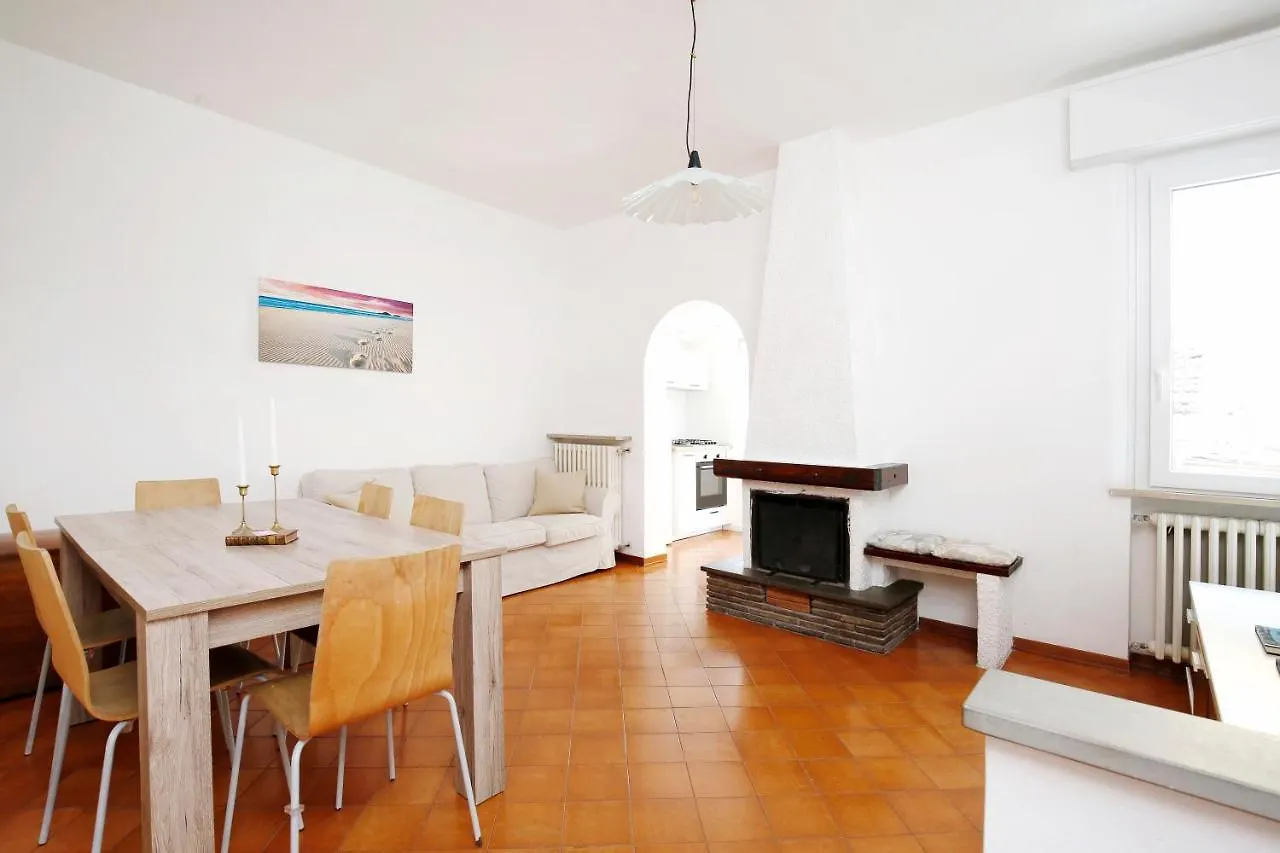 Appartamenti Diffusi Di Villa Fiorita Con Accesso Alle Piscine Della Struttura Principale كاتوليكا إيطاليا