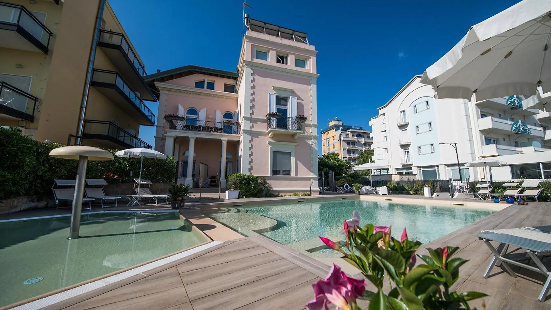 Appartamenti Diffusi Di Villa Fiorita Con Accesso Alle Piscine Della Struttura Principale كاتوليكا شقة
